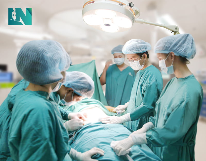 Bác sĩ Lương Ngọc - Chuyên gia hút mỡ tạo dáng trong 1 ca hút mỡ tại bệnh viện